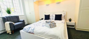 Charming 3 bed flat with fully fenced private garden & free parking on premises near Hampstead heath, London